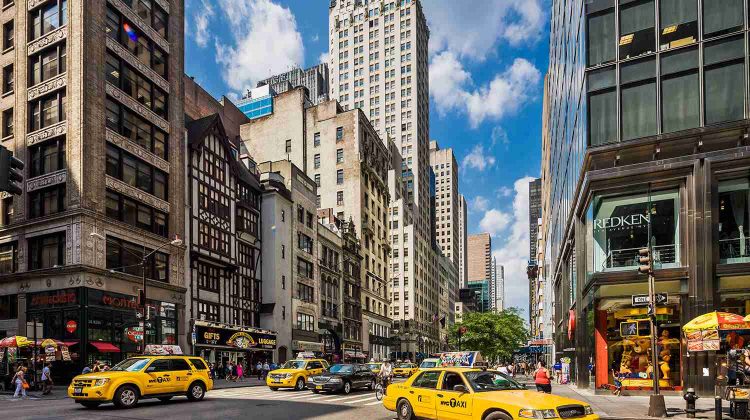 Fifth Avenue din New York e cea mai scumpă arteră comercială din lume. Prețul chiriilor, năucitor – 1 700 de euro/lunar