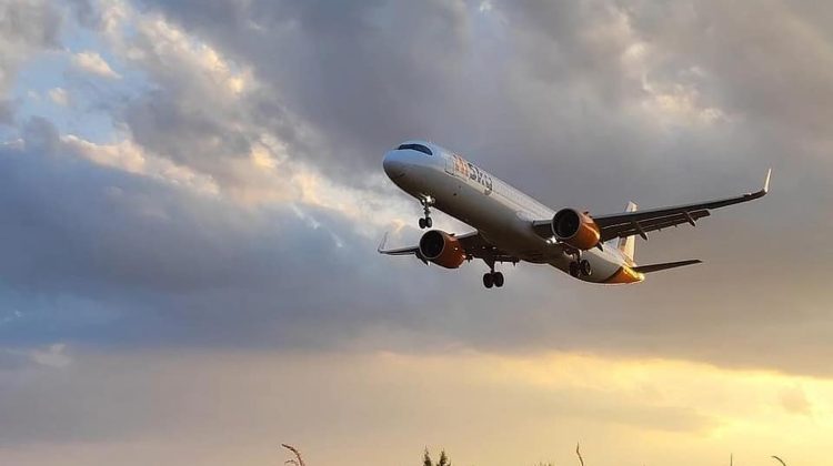 Compania aeriană a unui moldovean obține licență pentru zboruri către Canada