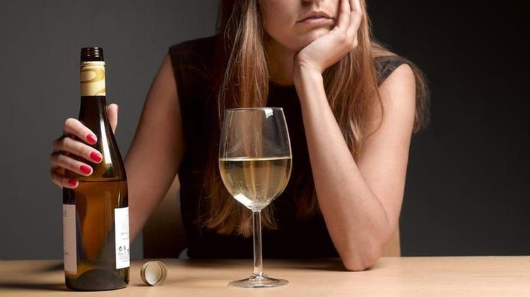 Țara cu cele mai înrăite consumatoare de alcool din lume: una din patru femei se îmbată în fiecare lună