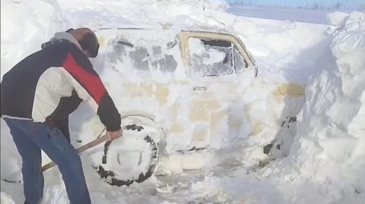 VIDEO Iarna a făcut ravagii în sudul Moldovei! Mașină blocată în nămeți