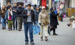 Locuitorii din Chișinău, digitalizați până în dinți! Au mai multe telefoane mobile decât apă și canalizare