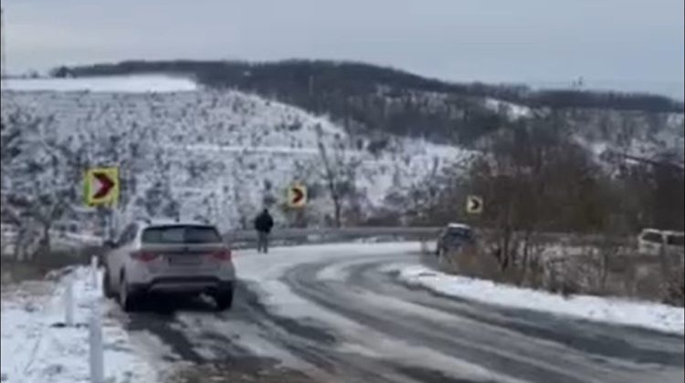 VIDEO Spînu a topit zăpada de pe drumuri doar în vorbe! La Vărzărești mașinile stau blocate