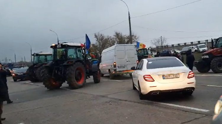 VIDEO „Dinozaurii” au ajuns în Chișinău! Trafic dificil pe șoseaua Hîncești