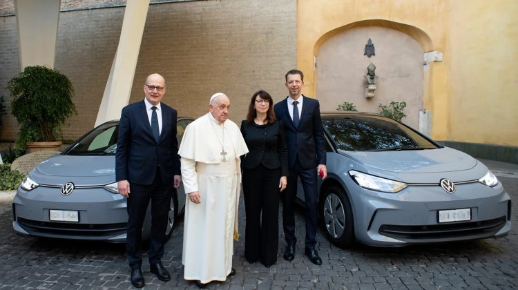 Vaticanul își va electrifica flota de vehicule. Volkswagen a început îi să livreze mașinile