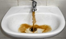 Misterul apei toxice de la robinete, devoalat de ANRE: Operatorii riscă să-și piardă licența