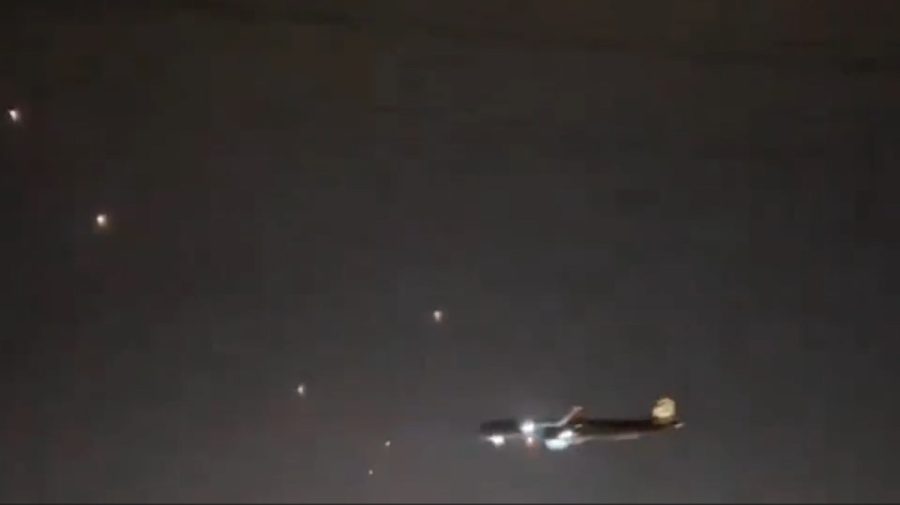 VIDEO Imagini virale cu un avion de pasageri care aterizează printr-o rafală de rachete pe un aeroport din Israel