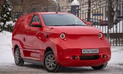 Rusia lansează primul vehicul electric: Este cea mai urâtă mașină făcută vreodată.