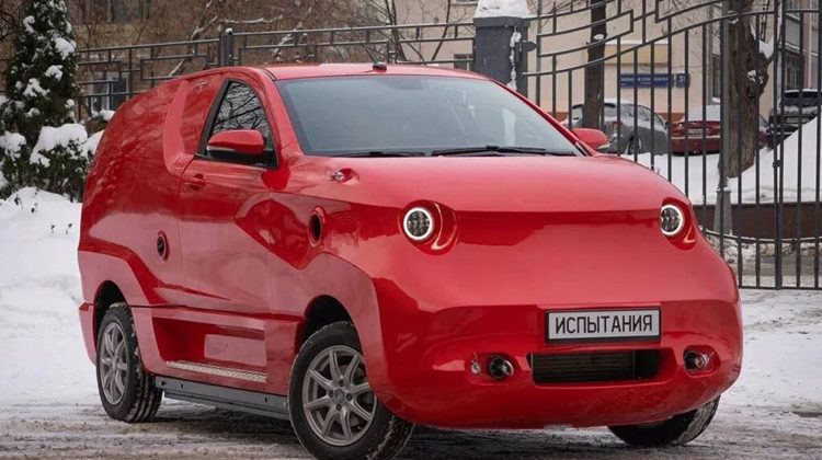 Rusia lansează primul vehicul electric: Este cea mai urâtă mașină făcută vreodată.