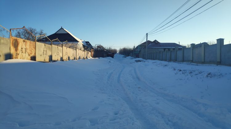 Mai multe străzi din orașul Leova rămân sub zăpadă. Primăria: Avem un singur tractor