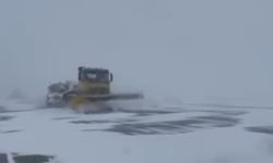 VIDEO Niciun avion nu mai decolează! Ploaia înghețată întrerupe activitatea pe Aeroportul Chișinău