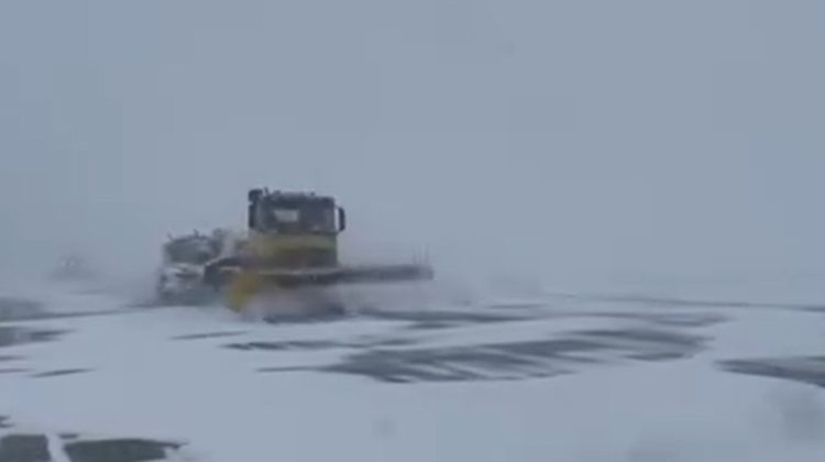 VIDEO Niciun avion nu mai decolează! Ploaia înghețată întrerupe activitatea pe Aeroportul Chișinău