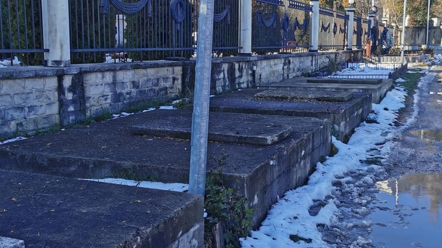 Afaceri macabre în Cimitirul Central din Chișinău! Schema prin care se achită bani grei pentru un loc de veci
