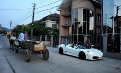 Cel mai bogat sat de peste Prut, unde Ferrari-ul e considerat „vechitură”