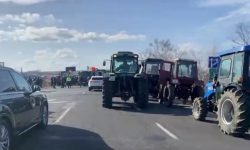 Vama Leușeni, blocată de tractoarele fermierilor