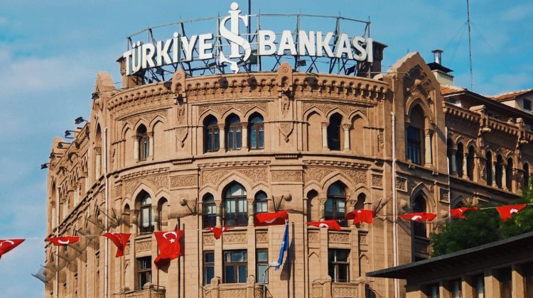 Băncile turcești au început să închidă conturile companiilor din Rusia