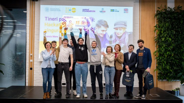O echipă de tineri din Moldova a câștigat 15,000 USD pentru dezvoltarea unei aplicații în sprijinul vârstnicilor