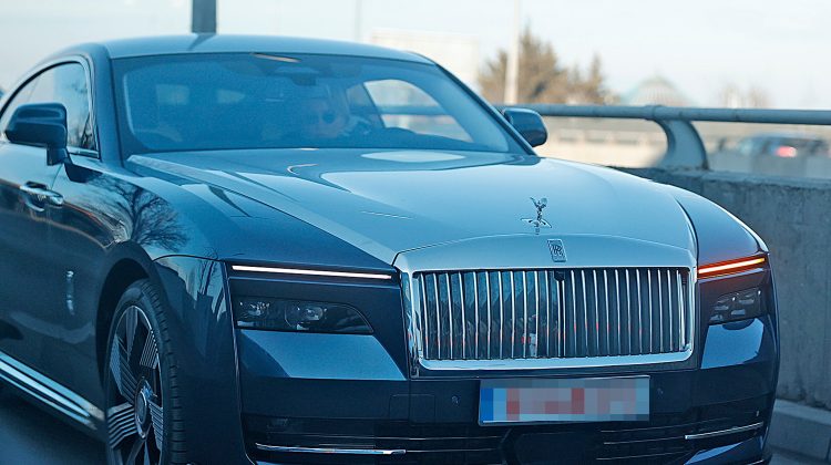 Regina Purcari a dat „ora exactă” pe străzile din București! Și-a cumpărat un Rolls Royce Spectre de 770 mii de dolari