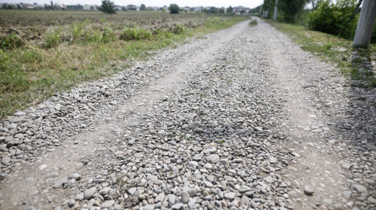 Moldova, patria drumurilor pietruite. Este rușinos câți km de astfel de trasee mai avem