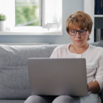 Cine ține Moldova în picioare? Femeile muncesc gratis cu mult mai mult decât bărbații