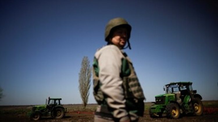 Ucraina începe să trimită fermierii pe front. Imaginile din satelit arată că nu s-a mai recoltat tot terenul arat
