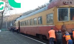 VIDEO CFM subiect de ironii pe internet! Trenul din Moldova, împins de mecanici, în 2024. Locomotiva nu a mai pornit