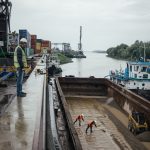 Dunărea se sufocă sub povara navelor! Exporturile Moldovei, amenințate de un nou blocaj