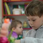 Copiii din Moldova muncesc circa 10 ore pe săptămână: unul din șase, în situații riscante