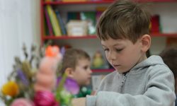 Copiii din Moldova muncesc circa 10 ore pe săptămână: unul din șase, în situații riscante