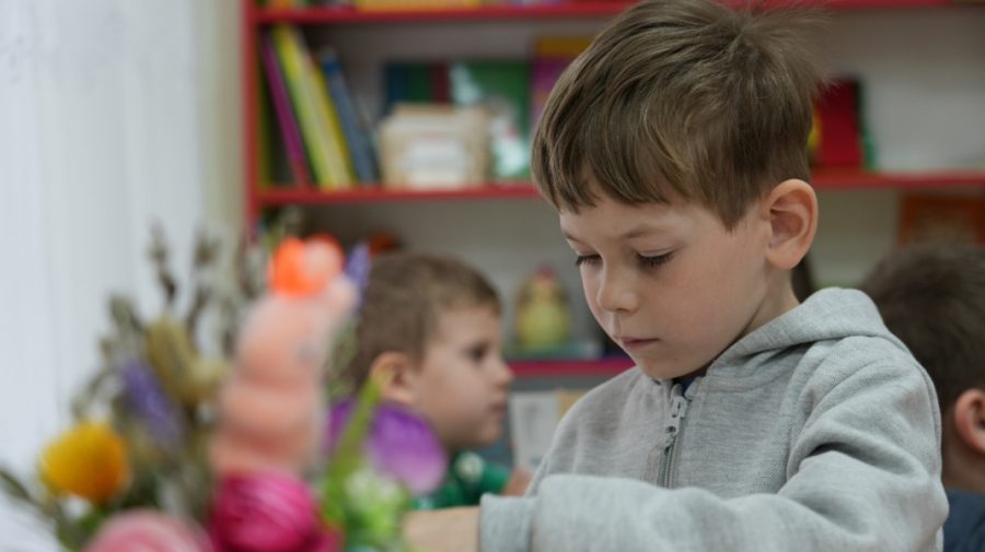 Copiii din Moldova muncesc circa 10 ore pe săptămână: unul din șase, în situații riscante