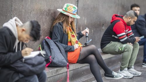 Exodul tinerilor rupe Moldova în două. Țara rămâne cu bătrânii și statisticile