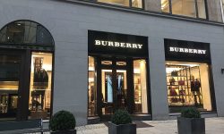 Mişcare surpriză în modă: Burberry îşi înlocuieşte CEO-ul pentru a revitaliza poziţia companiei în industria luxului