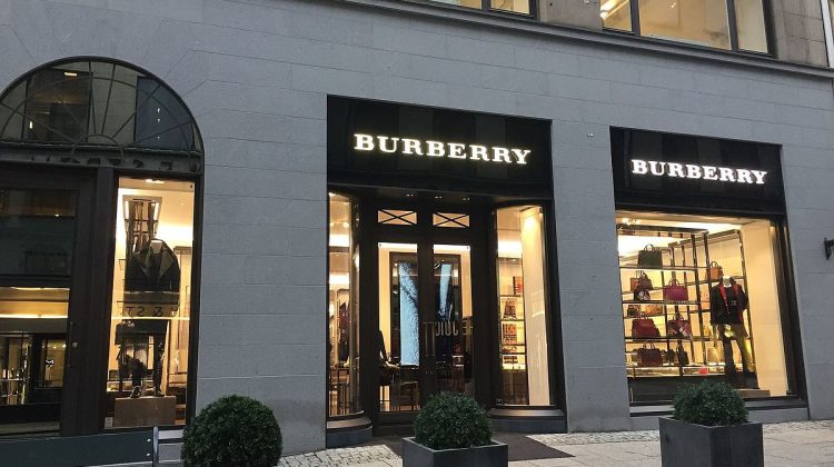Mişcare surpriză în modă: Burberry îşi înlocuieşte CEO-ul pentru a revitaliza poziţia companiei în industria luxului