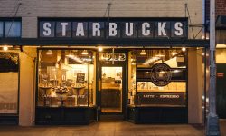 Mai multe crize lovesc gigantul Starbucks. Noul CEO a decis să ia frâiele în mâini şi să zguduie meniul