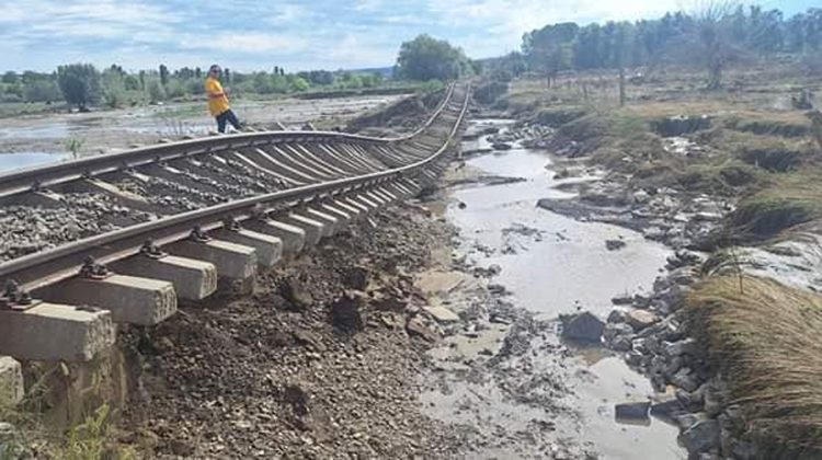 Ca după război. Calea ferată ce leagă Galați de Bârlad, distrusă de inundații. Linia a dispărut de pe fața pământului