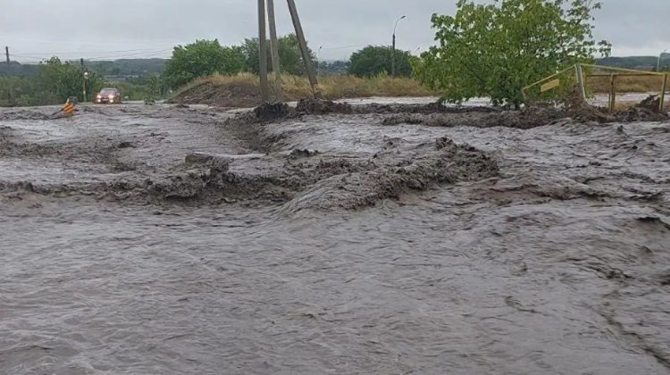 Potop la Leova! Șuvoaiele de apă au „înghițit” un drum