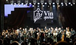 Ora de Live cu Traian de la Castel Mimi Wine Resort, unde au loc pregătiri pentru Festivalul VinOpera