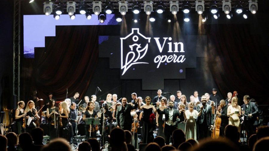 Ora de Live cu Traian de la Castel Mimi Wine Resort, unde au loc pregătiri pentru Festivalul VinOpera