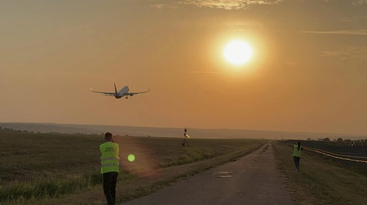 Pregătiţi-vă valizele pentru concedii: Era scumpirii biletelor de avion începe să apună