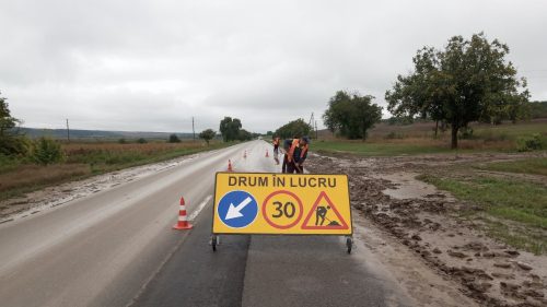 Cinci ani de bătaie de joc! Drumul promis în 2022, încă e un șantier cu noroi și promisiuni