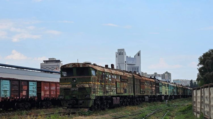 CFM, înglodată în datorii de sute de milioane de lei, scote la vânzare vagoane și locomotive ruginite