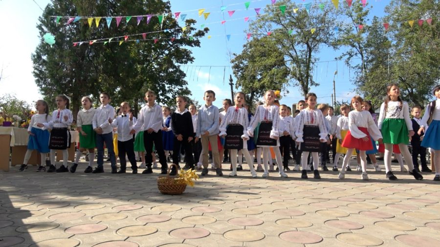 24 de copii ai Ansamblului „Opincuţa” din Vişniovca, Cantemir, promovează cultura şi tradiţiile locale