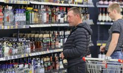 Rusia se îmbată cu recorduri de alcool: Vânzări istorice în plin război și criză economică