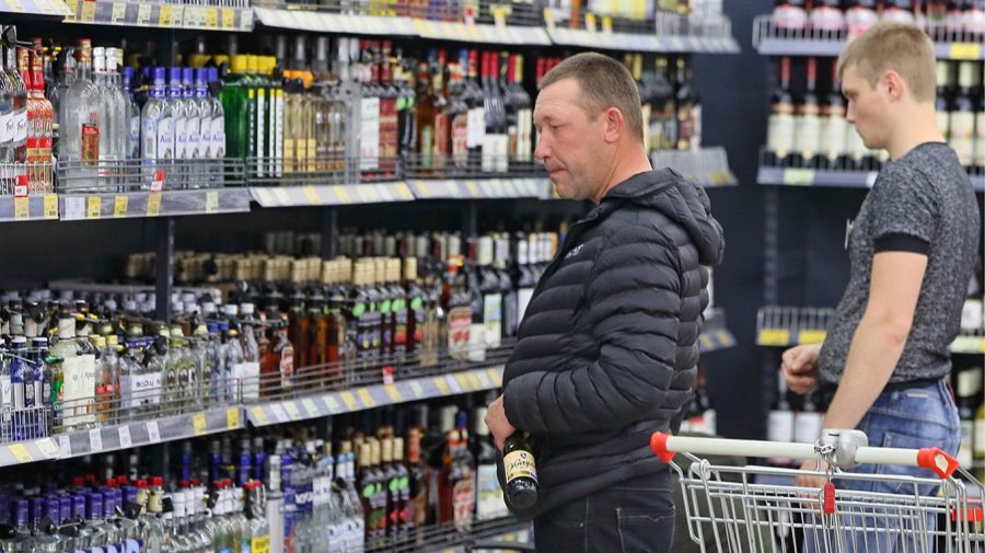 Rusia se îmbată cu recorduri de alcool: Vânzări istorice în plin război și criză economică