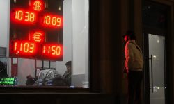 Rubla se prăbușește, dar miliardarul Potanin susține că 100 de ruble pentru un dolar este „echilibrul perfect