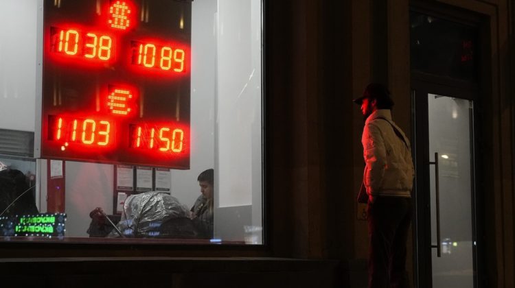 Catastrofă financiară în Rusia! Dolarul ar putea atinge un nou record, de 130 de ruble