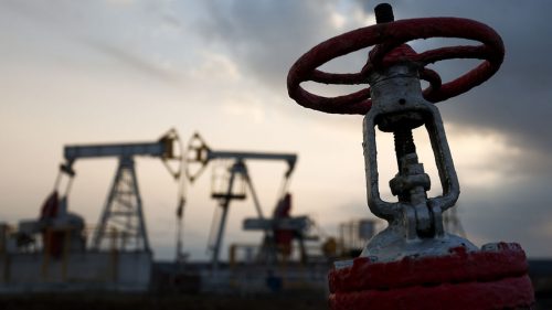 Criza barilului! Rusia își toarnă țițeiul în rafinării, dar nu mai are ce exporta