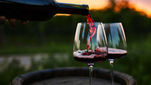 Consumul mondial de vin s-a redus! Planeta lasă paharul jos, iar România îl umple
