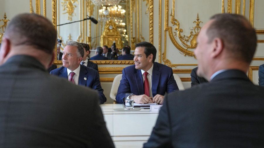 Pacea americană care salvează fața Rusiei: Trump negociază cu harta Ucrainei pe masă