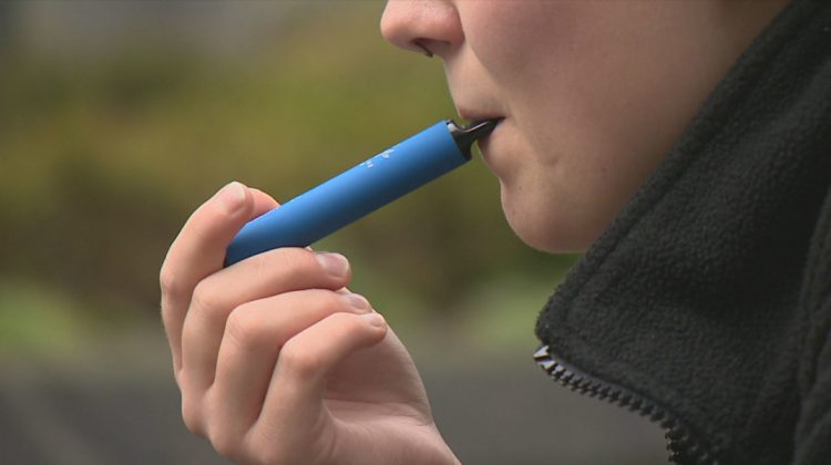 VIDEO. Cum minorii din Moldova cumpără vape-uri online, deși legea interzice?