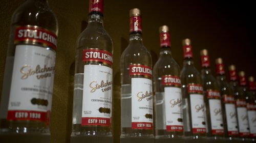 Vodca pică de pe piedestal! Rușii schimbă tradiția pe rom și whisky